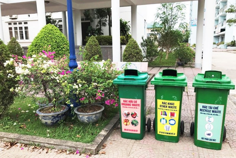 Thùng rác nhựa đặt tại khuôn viên nhà trường