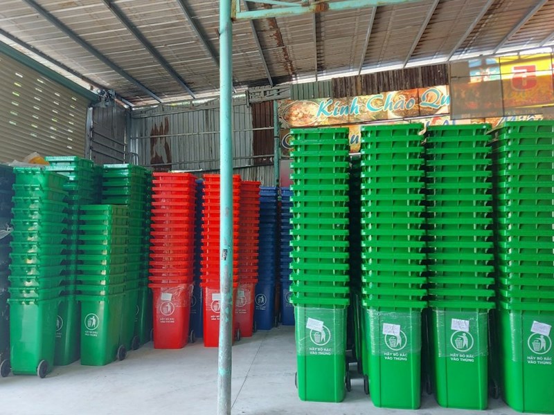 Thùng rác nhựa công nghiệp 240 lít được thiết kế với 2 bánh xe cao su