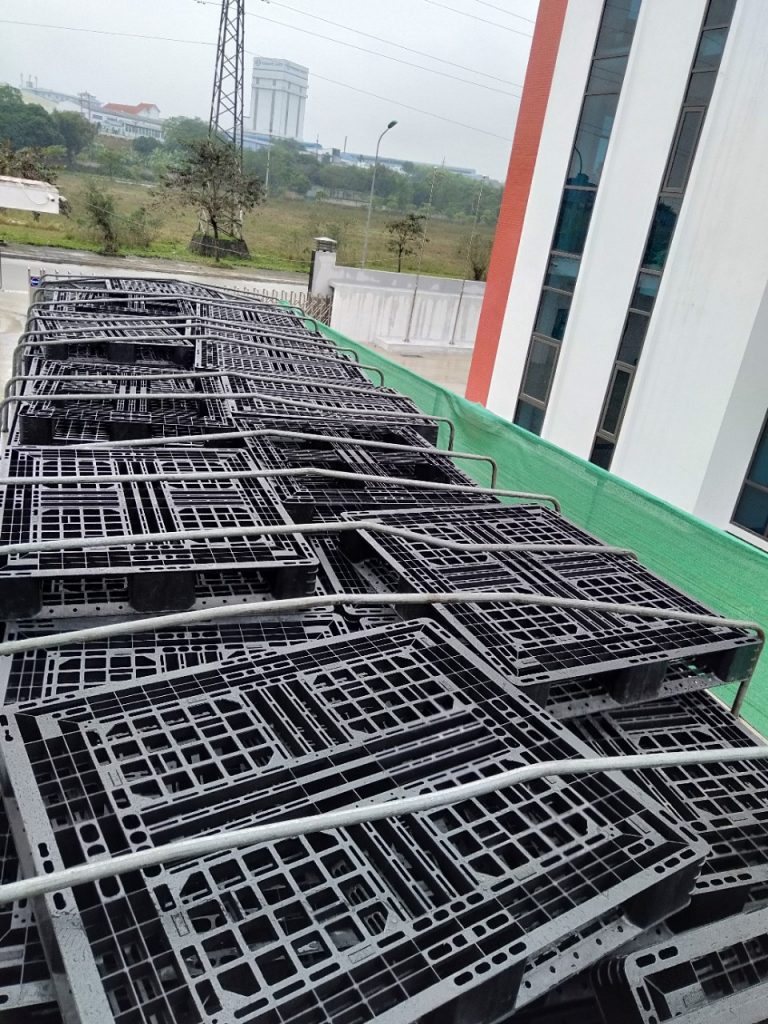 pallet cung cấp bởi khách hàng của NHUAPHATTHANH 04