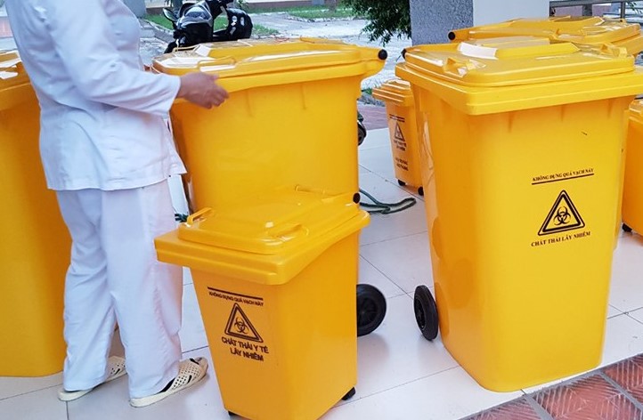 Vệ sinh thùng rác y tế