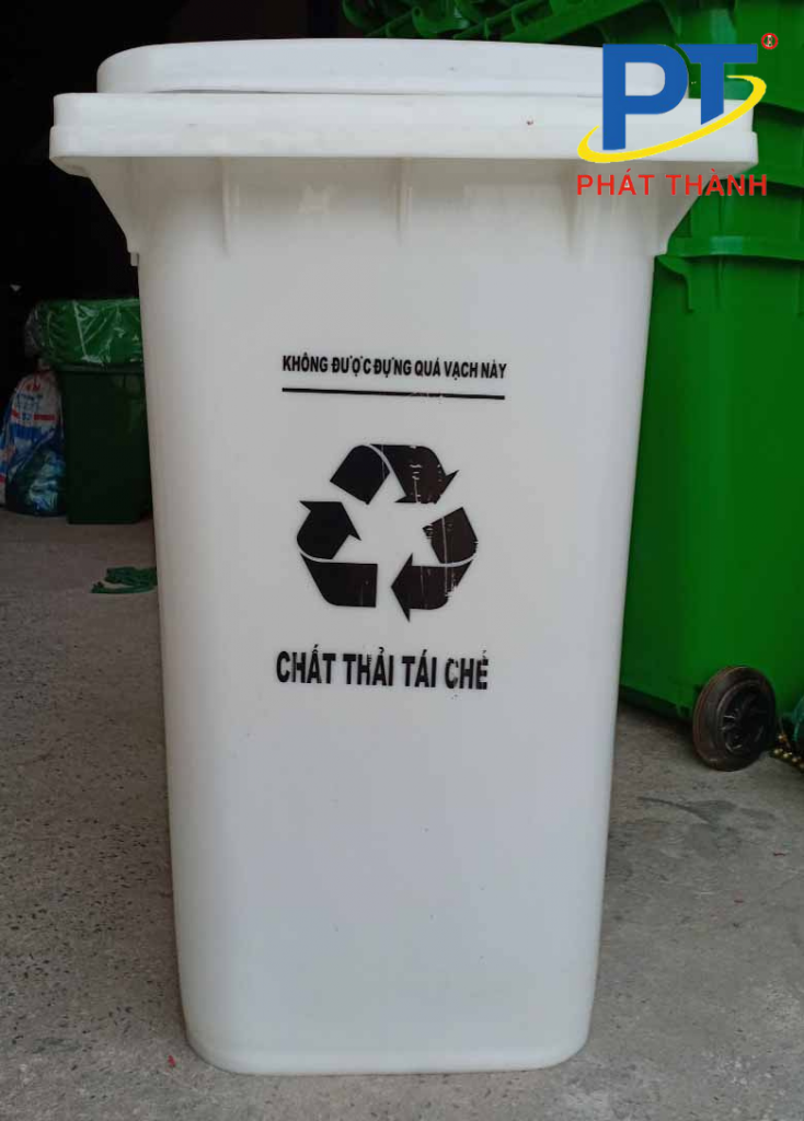 Thùng rác tái chế màu trắng được sử dụng trong khuôn viên bệnh viện