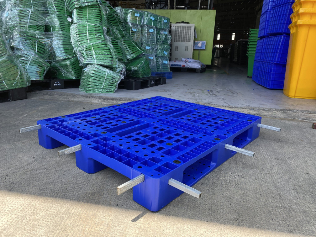 Pallet nhựa lõi thép