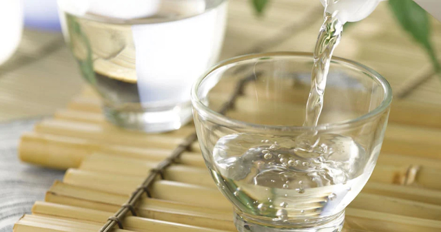Dùng giấm ăn để trung hòa mùi