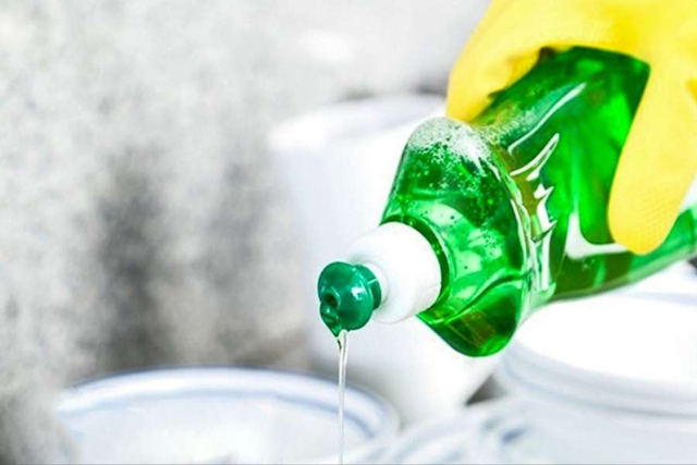 Rửa bằng nước rửa chén