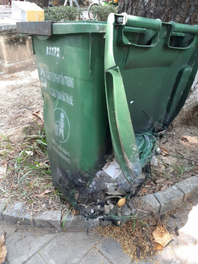 Thùng rác bị ăn mòn