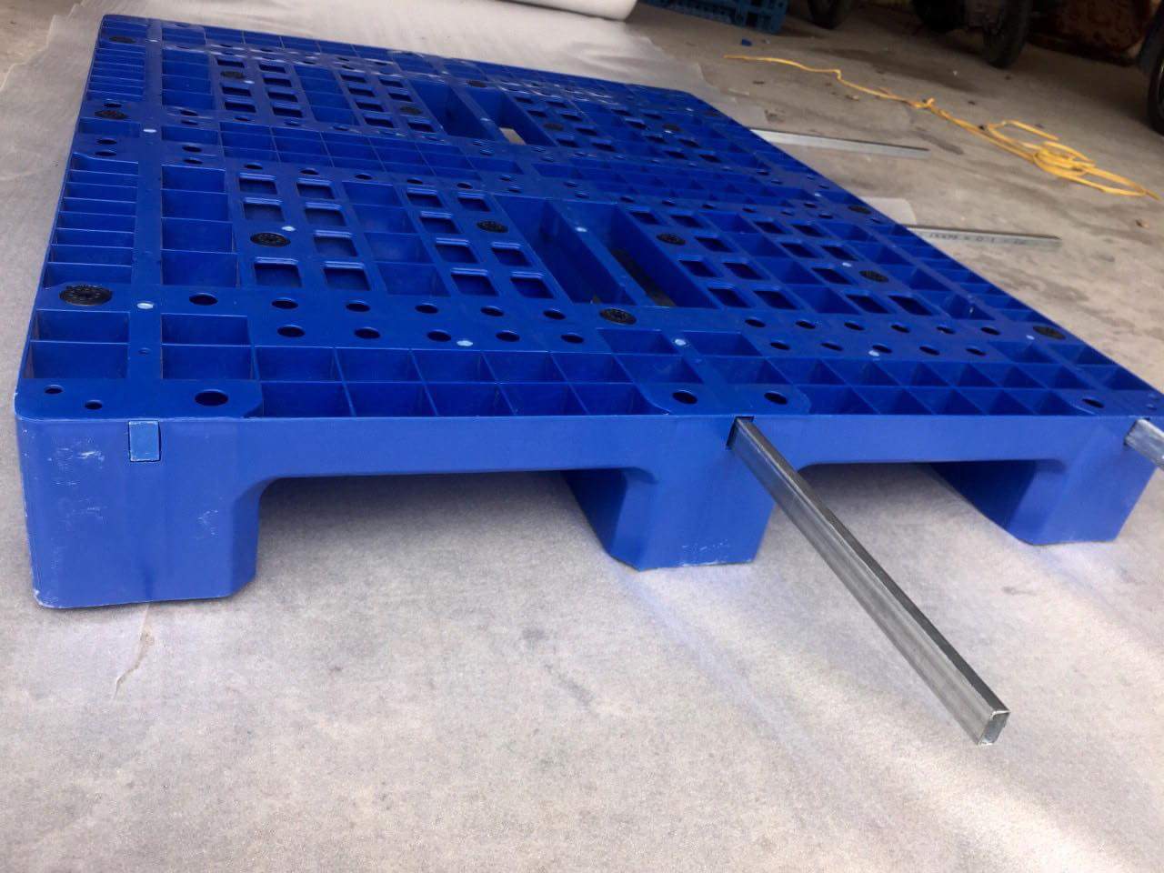 Pallet nhựa có lõi thép