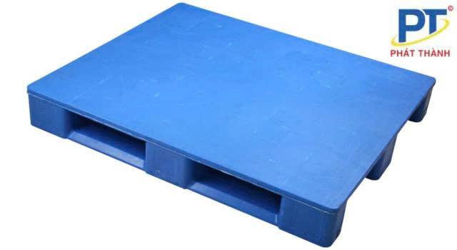 Pallet nhựa mặt kín