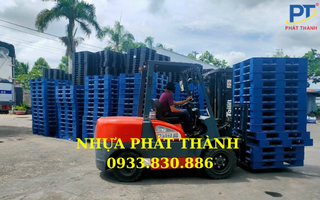 Vận chuyển pallet bằng xe nâng dễ dàng