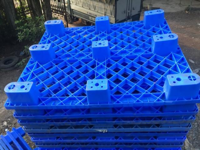 Pallet nhựa chân cốc (1200x1000x145) xanh dương
