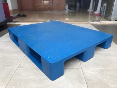Pallet 3 chân bít 1200x1000x165mm xanh dương